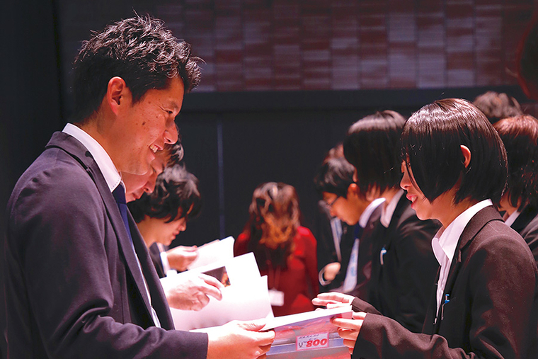 東京の大手スタジオや地元福岡の優良企業などの説明会を学校で開催