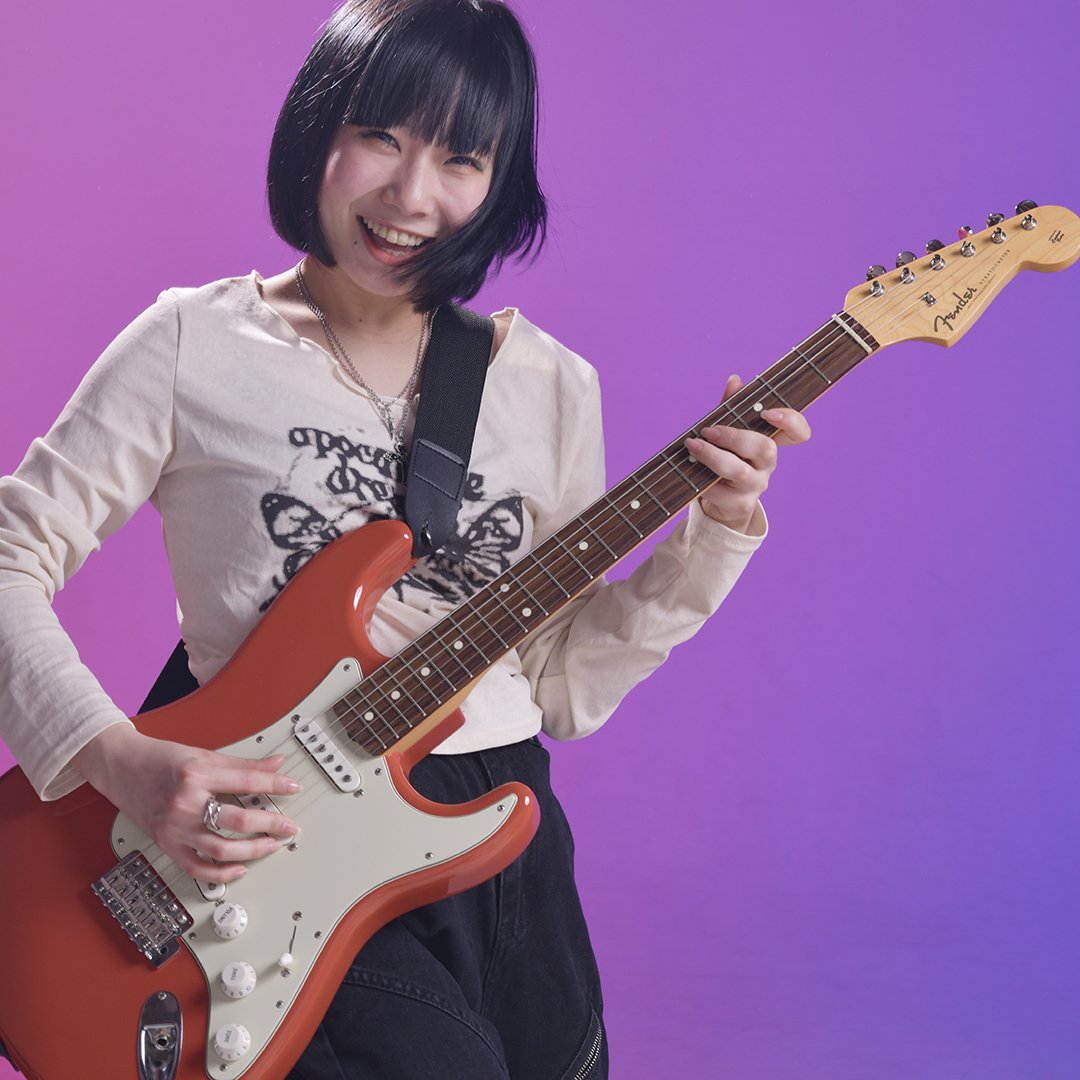 ワクワクしながらギターを弾いている